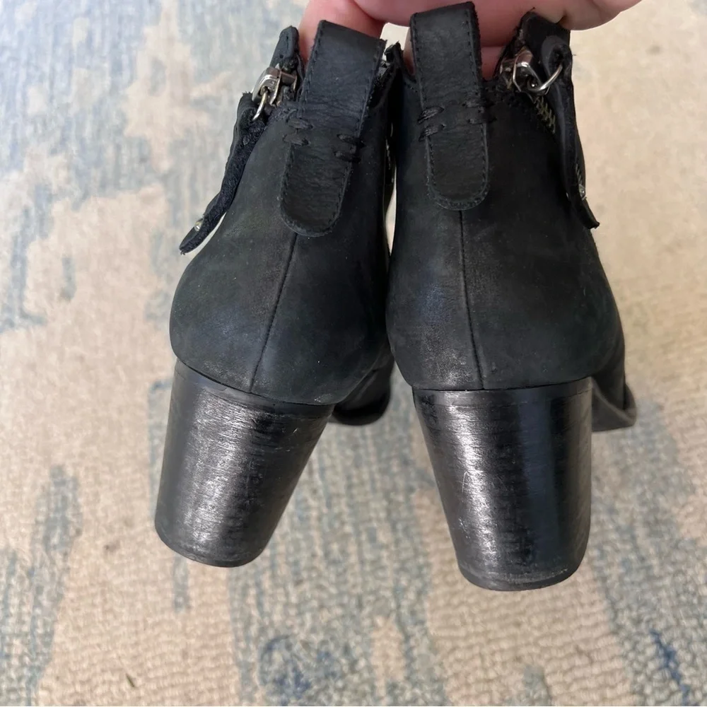 BLONDO BLACK NUBUCK SUEDE ASYMMETRICAL ZIPPER HEELED ANKLE BOOTIES SIZE 9
